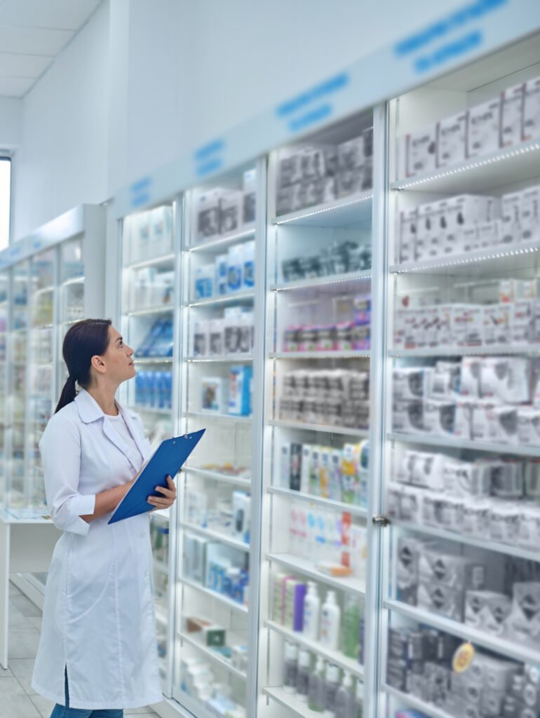Home Farmaceutico Comprobando Medicamentos En Una Farmacia 2 770x1024